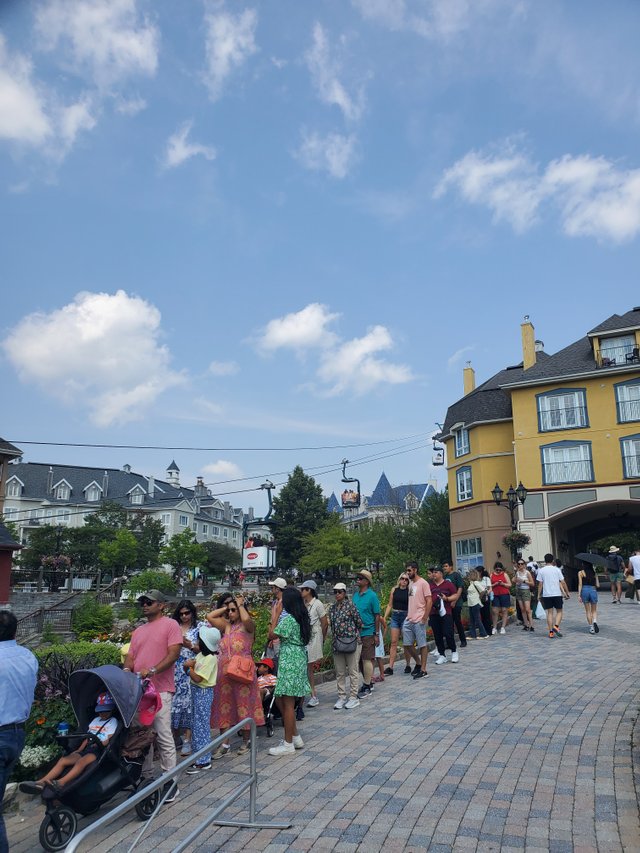 la queue pour monter au cabriolet.jpg