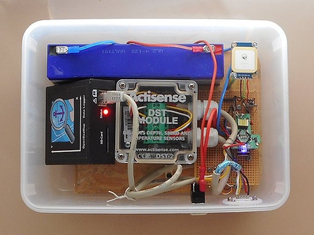 800px-Mobile_depth_sounder_inside_new.jpg