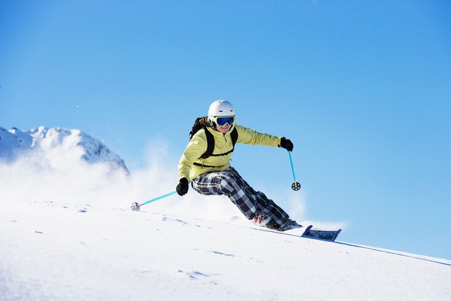 女子下山滑雪.jpg