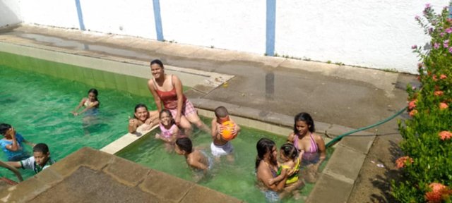 piscina y familia 71.jpg