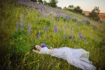 jovem-mulher-em-vestido-rico-encontra-se-com-ramo-de-flores-violetas-no-campo-verde_8353-262.jpg