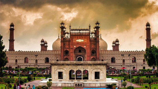 Front_gate_of_badshahi_mosque-1280x720.jpg