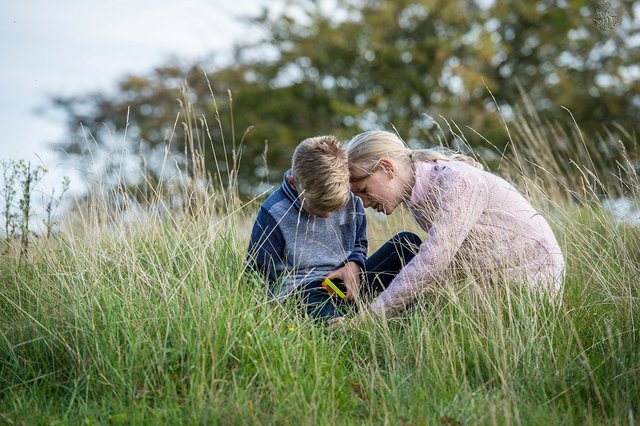 Children using spy glass in long grass (Matthew Roberts) WEB.jpg