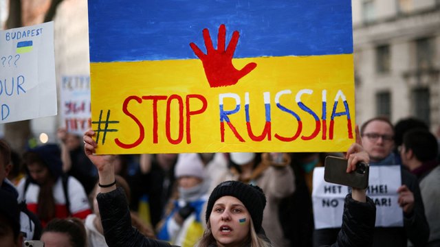 skynews-russia-ukraine-protest_5688316.jpg