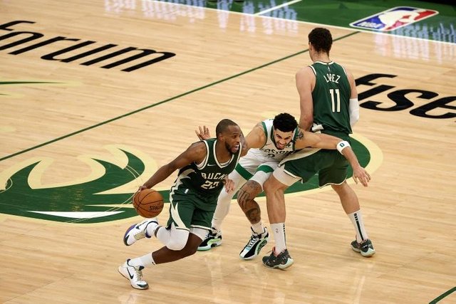 Bucks hold off charging Celtics, Magic quench Suns.jpg