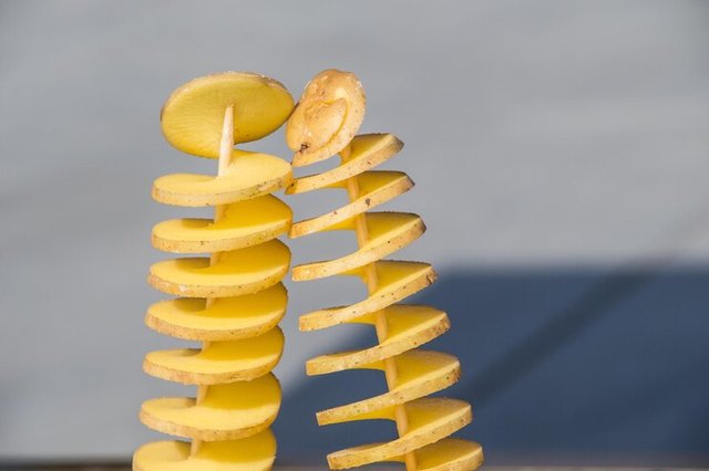 spiral-potatoes-frying-wooden-sticks_789279-2922.jpg