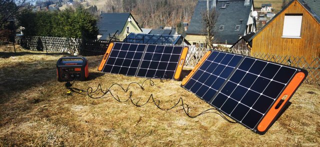 Jackery-Solargenerator-1000-SolarSaga-100W-Solarpanels-Test-2.jpg