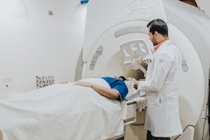 free-photo-of-doctor-examining-patient-on-mri-machine.jpeg