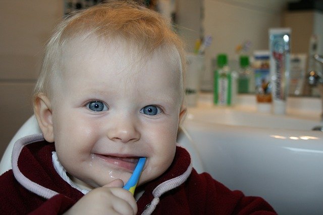 brushing-teeth-787630_640.jpg