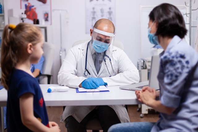 pediatrician-questioning-patient-about-disease-writing-answears-clipboard-medical-doctor-protective-equipment-against-coronavirus-discussing-symptoms-medical-clinic.jpg