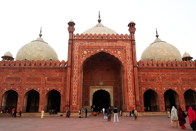 1200px-Badshahi_Mosque,_Lahore..JPG