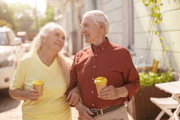 positive-senior-family-couple-with-cups-walks-toge-2022-02-15-23-33-51-utc.jpg