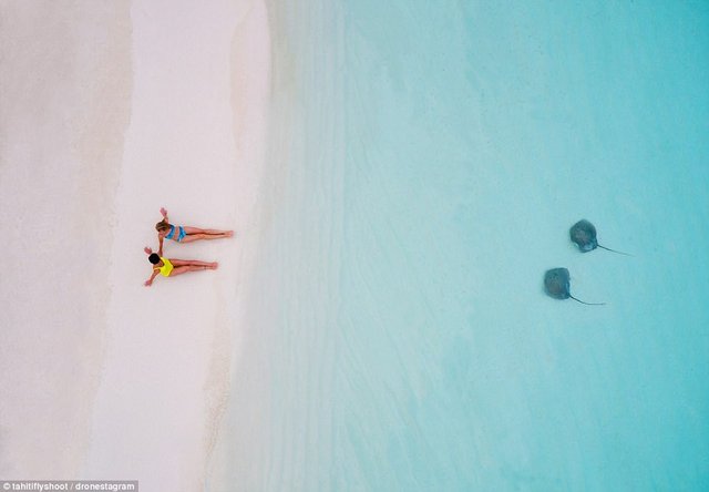 47AED1B700000578-5226729-This_shot_of_two_women_and_two_stingrays_was_shot_in_French_Poly-a-240_1514841065135.jpg