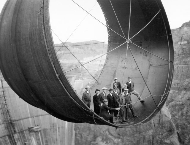 Building the Hoover Dam, 1935.jpg