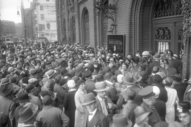 Berlin 1931 bank run Attribution Bundesarchi, Bild 102 12023 Georg Pahl  CC BY SA 30.jpg