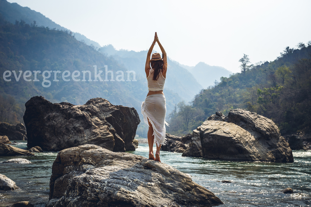 Woman and nature feel free on the bank of Ganga River.png