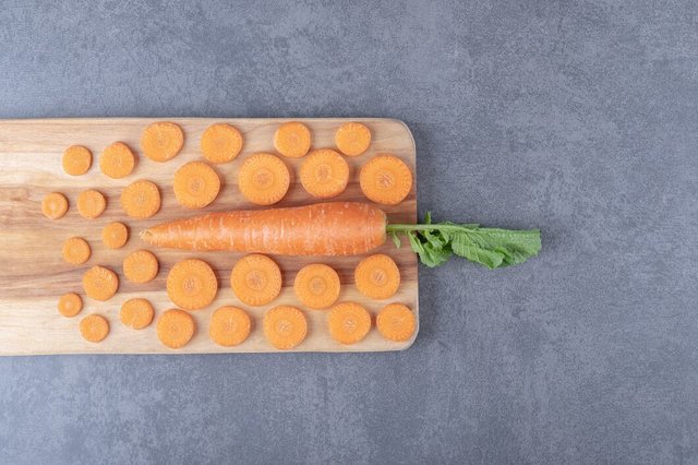 carrots-cutting-board-marble-surface_114579-63897.jpg