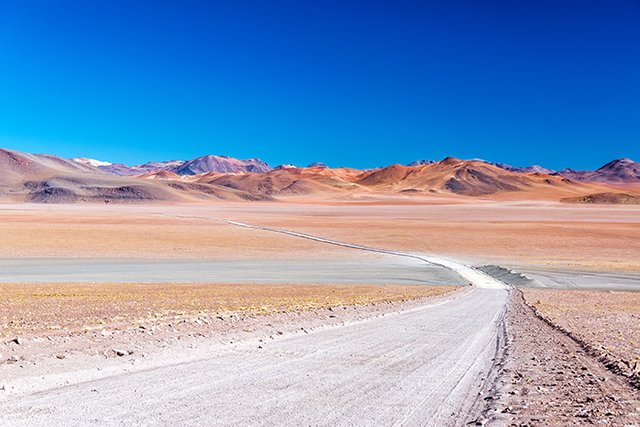 uyuni_highway_and_colorful_hills1_reduced.jpg