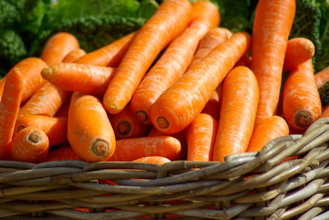 basket-carrots-close-up-37641.jpg