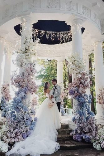 2019-wedding-trends-ombre-flower-arch-alenakubik-via-instagram-334x500.jpg