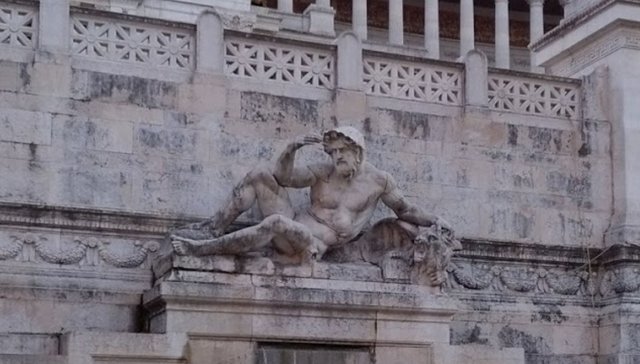 escultura en roma.JPG