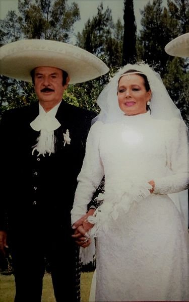 Antonio_Aguilar_and_Flor_Silvestre_on_their_wedding_day.jpg