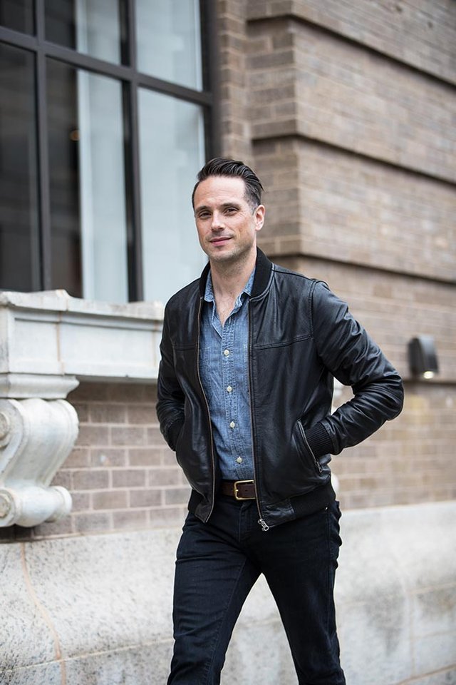 black-leather-bomber-jacket-blue-chambray-shirt-jeans-casual-outfit-idea-men-spring-jerry-seinfeld-style-2.jpg