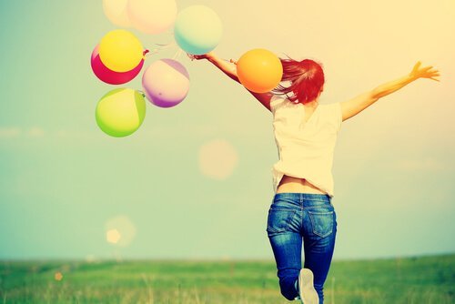 Mujer-feliz-con-globos-de-colores.jpg