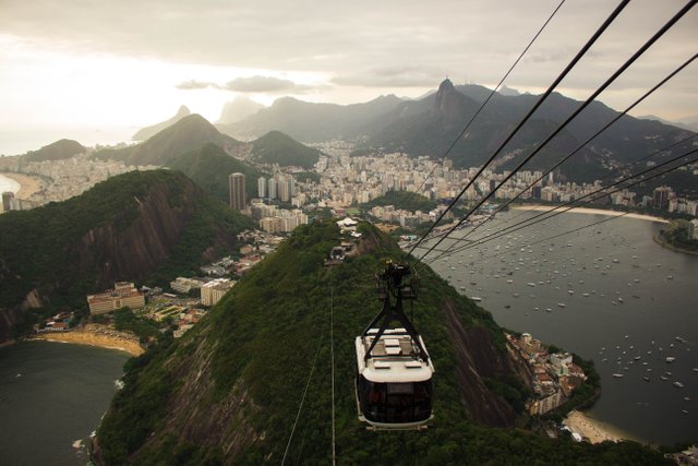 black-and-white-cable-car-2876407.jpg