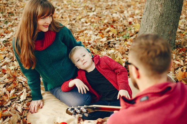 family-with-little-son-autumn-park_1157-22256.jpg