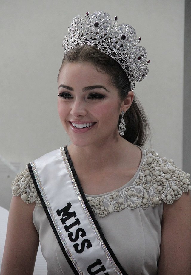 800px-Miss_Universe_Olivia_Culpo.jpg