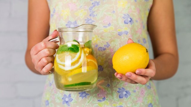 homemade-lemonade-lemon-held-by-woman_23-2148037127.jpg