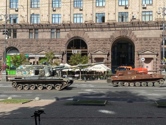 Знищена російська техніка 16 виставка на Хрещатику.jpg