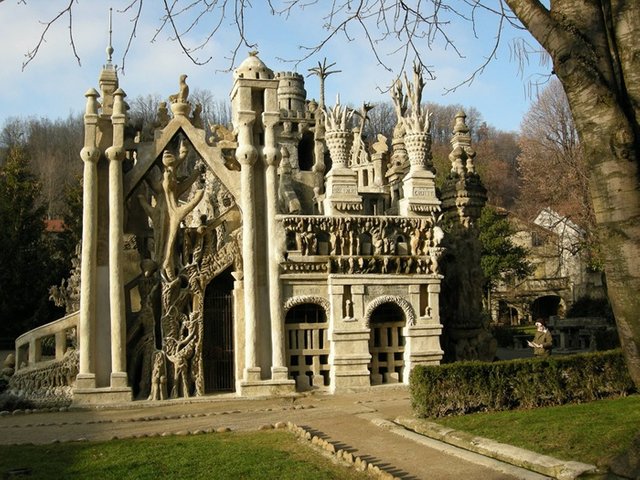 23-33-Worlds-Top-Strangest-Buildings-ideal-palace.jpg