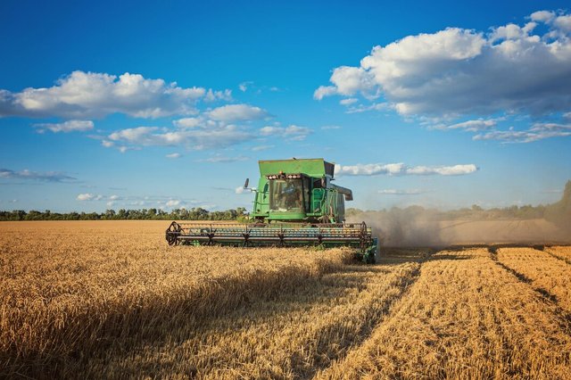 harvesting-combine-field_661209-565.jpg