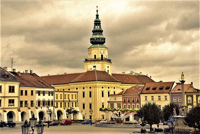 Kromeriz,_Marktpl,_Schl.jpg