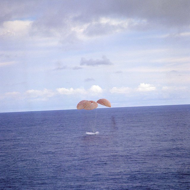 1024px-Apollo13_splashdown.jpg