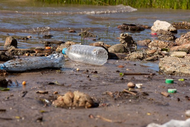 pollution-concept-water-with-garbage_23-2149094962.jpg