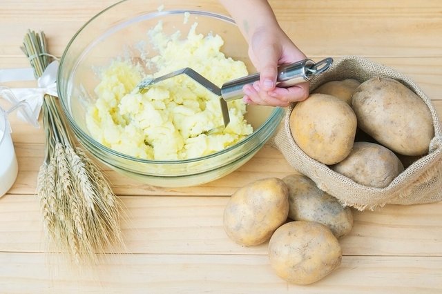 mashed-potato-preparation_1150-6362.jpg