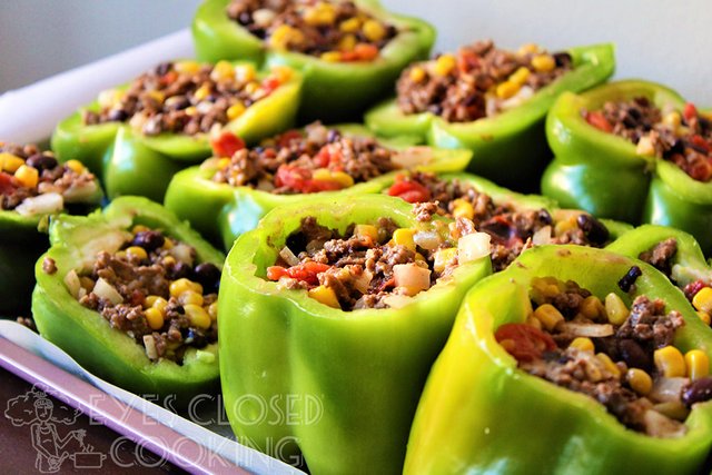 EyesClosedCooking-CheesyBeefStuffedBellPeppers---04.jpg