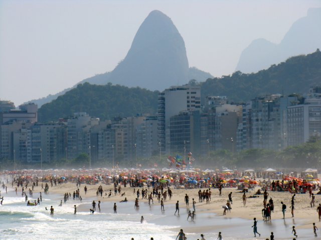 Praia_de_Copacabana_na_zona_Sul_da_cidade_do_Rio_de_Janeiro,_no_Brasil.jpg