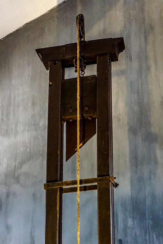 guillotine-1649490_1920.jpg