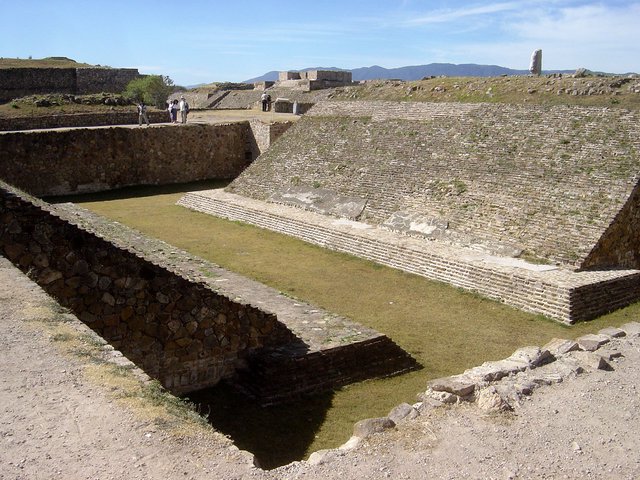 Monte_Albán-12-05oaxaca024.jpg