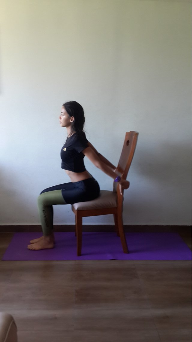 Schultern strecken yoga Übung .jpg