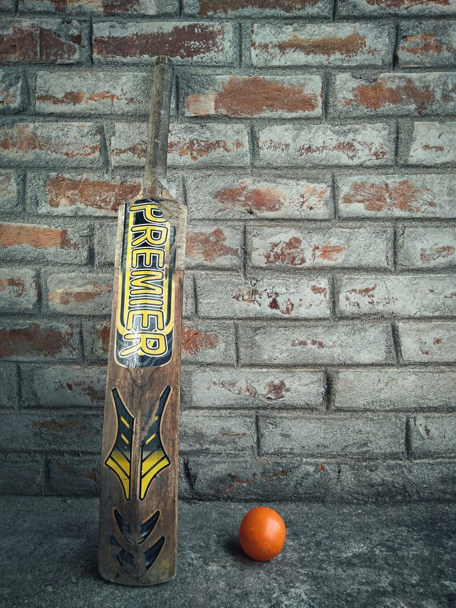 Old-cricket-bat-and-ball-40252-pixahive.jpg