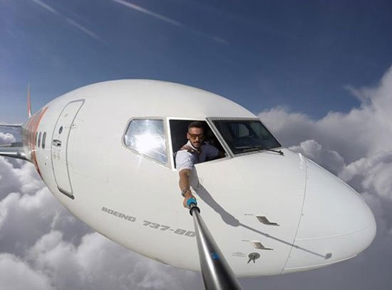 Viral-Foto-Selfie-Pilot-Keluar-Jendela-Pesawat-saat-Terbang-di-Atas-Awan.jpg