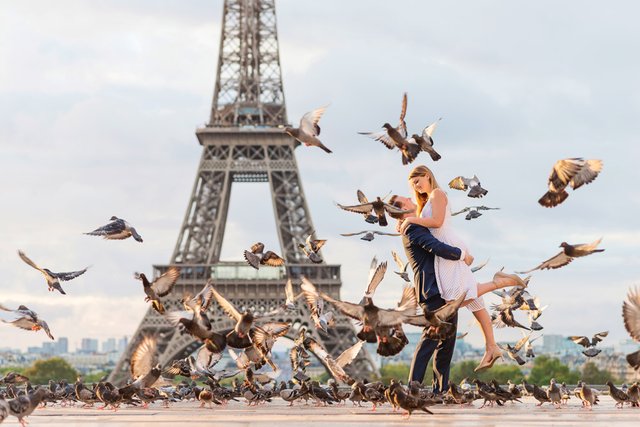 Photographer-Paris-Christian-Perona-proposal-Trocadero-sunrise-golden-hour-Eiffel-tower-pigeons-birds-flying-she-said-yes-he-proposed.jpg