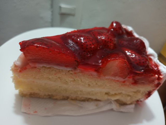 Torta de fresa rellena.jpg