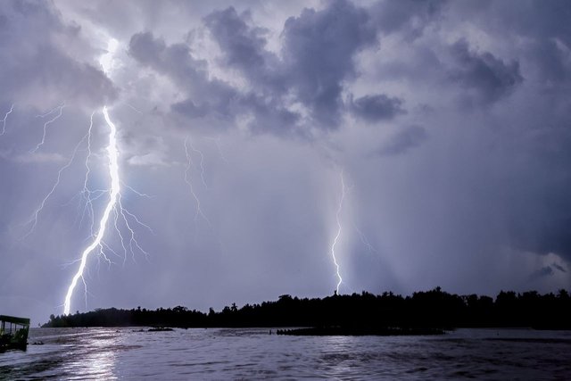 Catatumbo_Lightning_-_Rayo_del_Catatumbo_(23691566642).jpg