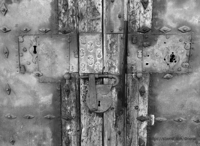 door-usb-bw.jpg